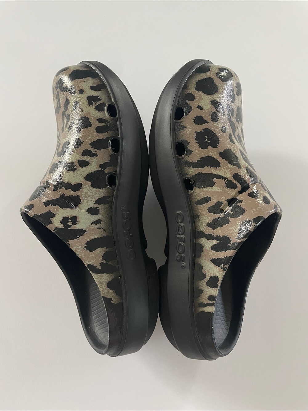 OOFOS NWOT Leopard Print Clogs in Black and Tan Size 8 - Picture 4 of 12